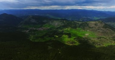 Yüksek irtifa alçalan güneş ışınları Dağlık Arazi üzerindeki kalın bulutların içinden geçiyor.
