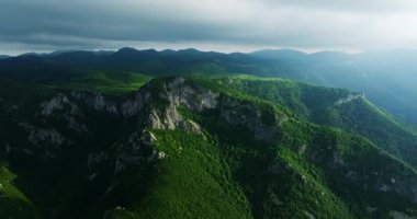 Flora Hayvanat Bahçesi Güneş Işıkları Bulutların Arasında Parlıyor Nemli Sabah Vratsa Dağları Avrupa İnsansız Hava Aracı