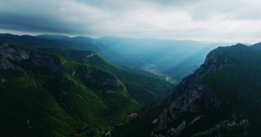 Dağ yarığından aşağı inin. Uçurumlar Küçük Evler 'in Yolu göründü.