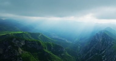 Güneş ışınları yavaşça hareket ediyor Büyük Havza Vadisi Dağ Aralığı İçinde Gizli Doğal Avrupa İnsansız Hava Aracı