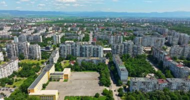 Yoğun nüfuslu Doğu Avrupa Apartman Binaları 'ndaki Büyük Okul Sürekli Uçan İnsansız Hava Aracı