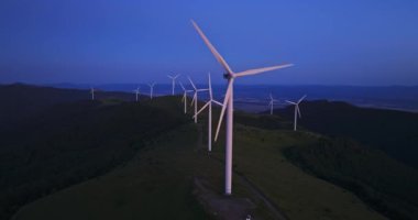 Canlı Sahne Yeşil Enerji Modern Türbin Parkı Batan Güneş Sinema Yörüngesi Drone 'unu Yansıtıyor