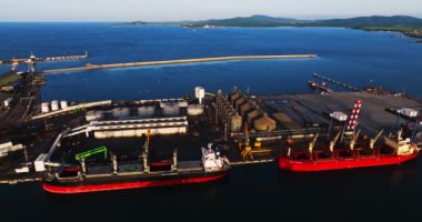 Geniş Körfez Bölgesi Havadan Bakış Alanında Uçuyor Gün batımı Silosu Rüzgar Burgaz Bulgaristan 'da Yazı Dalgalandırıyor