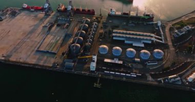 Özelleştirilmiş Silos Taşımacılık Endüstrisinin Günbatımı Görünümü Uçağı Yükleyen Büyük Gemiler