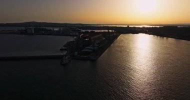 Büyük Körfez Bölgesi Mekanizması Yükleme Sanayisi İHA 'sı Üzerine Canlı Günbatımı