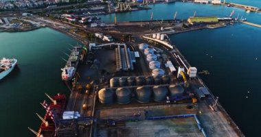 Karadeniz Kıyısındaki Büyük Kargo Ambarı Bölgesi Günbatımı Hava İnişi Burgaz Bulgaristan İHA 'sı