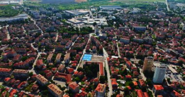 Kırsal kesimde yoğun bir iş günü Temiz hava yeşil manzaralı eski bir İHA
