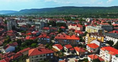 Bulgaristan 'ın Kırsal Bölgesindeki Küçük Dağ Kasabası Doğu Avrupa Hava Enerjisi Dronu Üzerinden Uçuyor