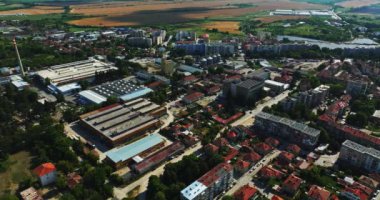 Sıcak Yaz Günü Yaşlanmış Bölgede Silos Baca Depolama Moda Güneş Panelleri Hava Aracı Çekimi