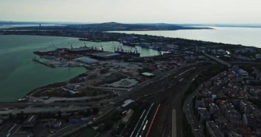 Soğuk Sabah Sisli Kargo Konteynırları, Bulgaristan 'ın Burgaz Küçük Limanı Karadeniz İHA' sı