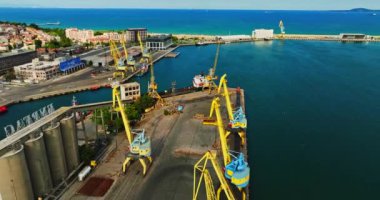 Karadeniz Kıyısı Küçük Nakliye Limanı Vinçleri Depolar Demiryolları Yörüngeye Yakınlaşan İnsansız Hava Aracı