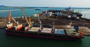 Geniş ölçekli Taşımacılık Gemisi Yükleme İşlemi Sabit Hava Çekimi Güneşli Gün Dronu