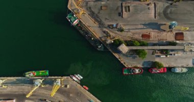 Sanayi limanı Karadeniz Burgaz Havalimanı 'na özel gemiler, kurtarma görevlileri kenetlendi.