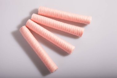 Hafif bir arka planda tatlı pembe şekerlemeler.