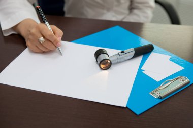 Masanın üzerinde yatan Dermatoscope