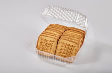 Stüdyonun arka planında şeffaf bir polimer paketin içindeki kurabiyenin izole edilmiş resmi.