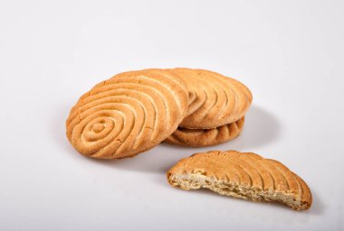 Arka planda sade kurabiyeler. Eun You stüdyosu. Hafif arka planda izole edilmiş birkaç kare kurabiye stüdyoda.