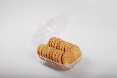 Stüdyonun arka planında şeffaf bir polimer paketin içindeki kurabiyenin izole edilmiş resmi.