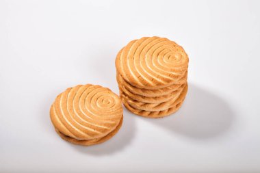 Arka planda sade kurabiyeler. Eun You stüdyosu. Hafif arka planda izole edilmiş birkaç kare kurabiye stüdyoda.