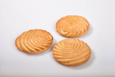 Arka planda sade kurabiyeler. Eun You stüdyosu. Hafif arka planda izole edilmiş birkaç kare kurabiye stüdyoda.