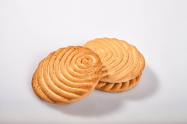 Arka planda sade kurabiyeler. Eun You stüdyosu. Hafif arka planda izole edilmiş birkaç kare kurabiye stüdyoda.