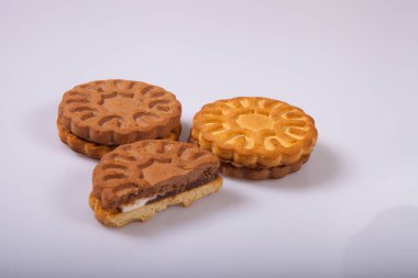 Stüdyoda hafif arka planda dolgulu yuvarlak kurabiyeler. Stüdyoda hafif arkaplanda izole edilmiş yuvarlak kurabiyeler var.