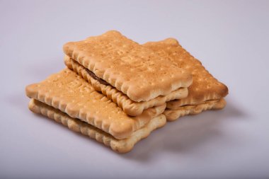 Stüdyonun arka planında çikolata dolu dikdörtgen kurabiyeler. Stüdyoda arka planda izole edilmiş birkaç parça kurabiye..