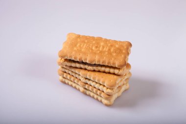 Stüdyonun arka planında çikolata dolu dikdörtgen kurabiyeler. Stüdyoda arka planda izole edilmiş birkaç parça kurabiye..