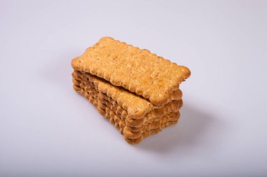 Stüdyonun arka planında çikolata dolu dikdörtgen kurabiyeler. Stüdyoda arka planda izole edilmiş birkaç parça kurabiye..