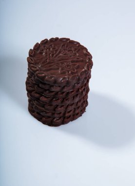 Stüdyonun arka planında çikolata kremalı bisküvi izole edilmiş.