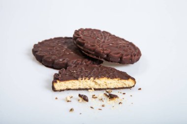 Stüdyonun arka planında çikolata kremalı bisküvi izole edilmiş.