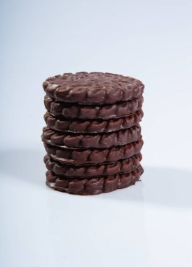 Stüdyonun arka planında çikolata kremalı bisküvi izole edilmiş.