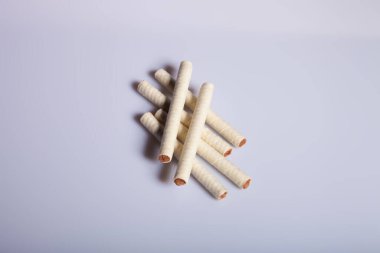 rulo gofret çikolata izole üzerinde beyaz arka planla.  