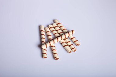 rulo gofret çikolata izole üzerinde beyaz arka planla.  