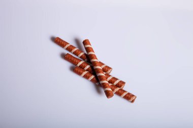 rulo gofret çikolata izole üzerinde beyaz arka planla.  