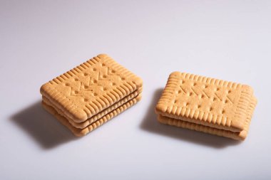 Beyaz arka plan üzerinde izole birkaç kurabiye