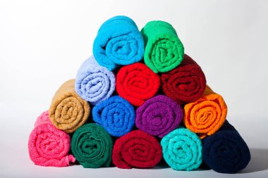 Çok renkli terry havlular bir yığın halinde katlandı. Beyaz arkaplanda izole.