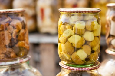 Metal kapaklı cam kavanozlarda mantar turşusu. Konserve mantar.