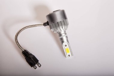 LED araba lambası izole edilmiş beyaz arka plan. Kırpma yolu olan beyaz bir arka planda araba ışıkları var. Araba lambaları için ampuller.