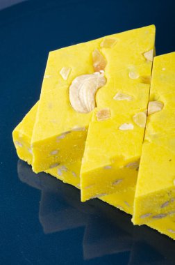 Mahim Halwa ya da Bombay buz halkası Hint tatlısı tarifi. Koyu bir arkaplanda