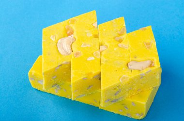 Mahim Halwa ya da Bombay buz halkası Hint tatlısı tarifi. Mavi bir arkaplanda