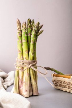 Hafif arka planda taze yeşil kuşkonmaz dalları. Yüksek renk derinliği