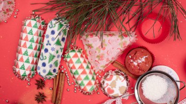 Noel çöreği pişirmek için kalıplar. Pişirme kabı, kap kacak, fındık, elek, koni, iğne, üst manzara, kopyalama alanı, düz yatak. Noel pişirme konsepti.