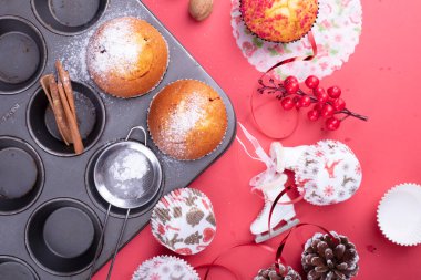 Noel çöreği pişirmek için kalıplar. Pişirme kabı, kap kacak, fındık, elek, koni, iğne, üst manzara, kopyalama alanı, düz yatak. Noel pişirme konsepti.