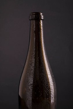 Karbonatlı meşrubat ve izole edilmiş siyah üzerine su buharı konmuş yeşil cam bir kap..