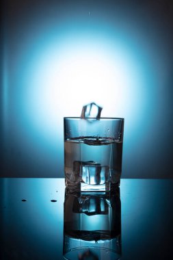 Ahşap masa üzerinde buzlu votka cam.