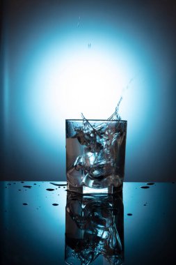 Ahşap masa üzerinde buzlu votka cam.