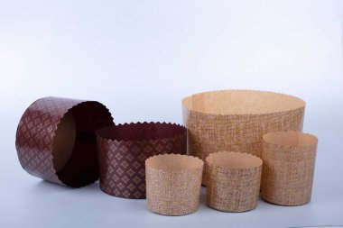 Paskalya pastaları için kağıt fırın tavaları ve beyaz arka planda izole edilmiş hamur hamuru.