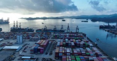 Çin 'in Shenzhen şehrindeki Yantian konteyner terminalinin hava görüntüsü.