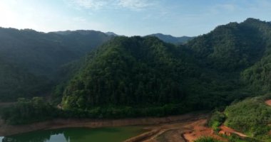 Dağların ve nehrin güzel manzarası